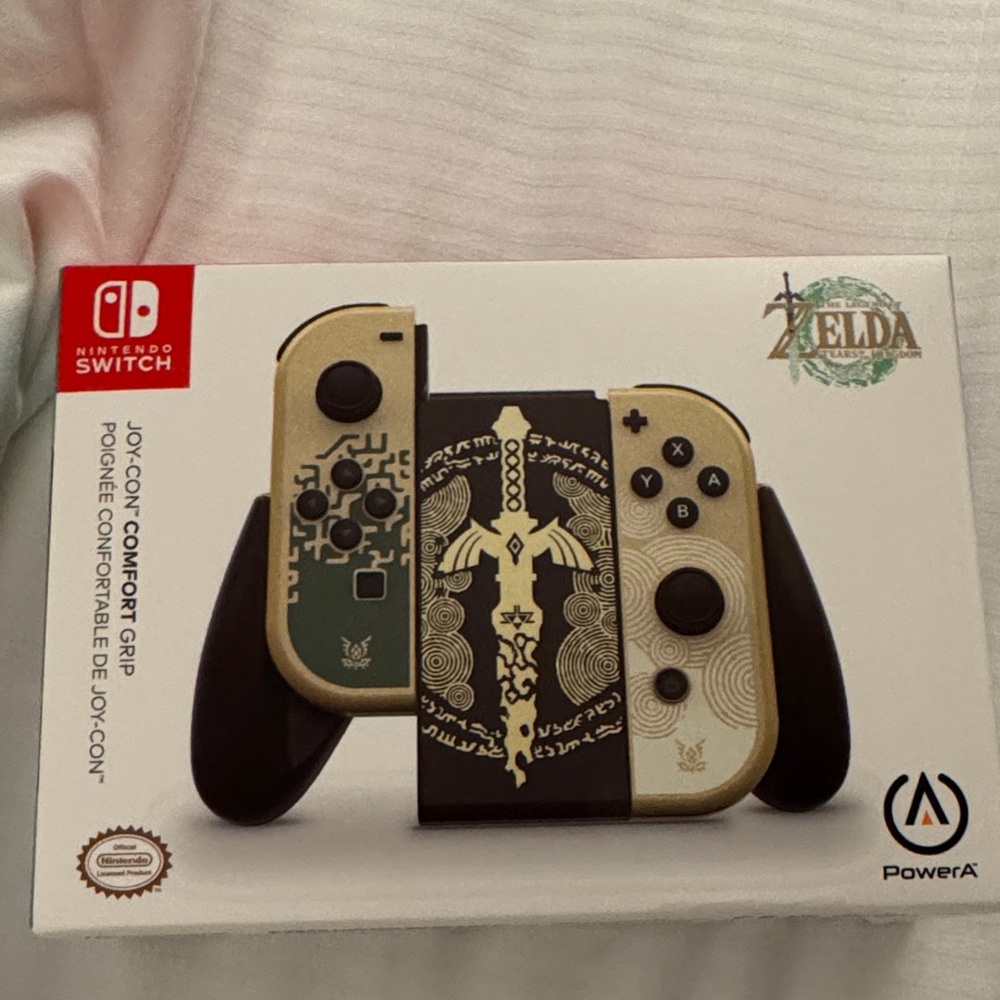 Zelda Joy-Con Comfort Grip - Gold and Black